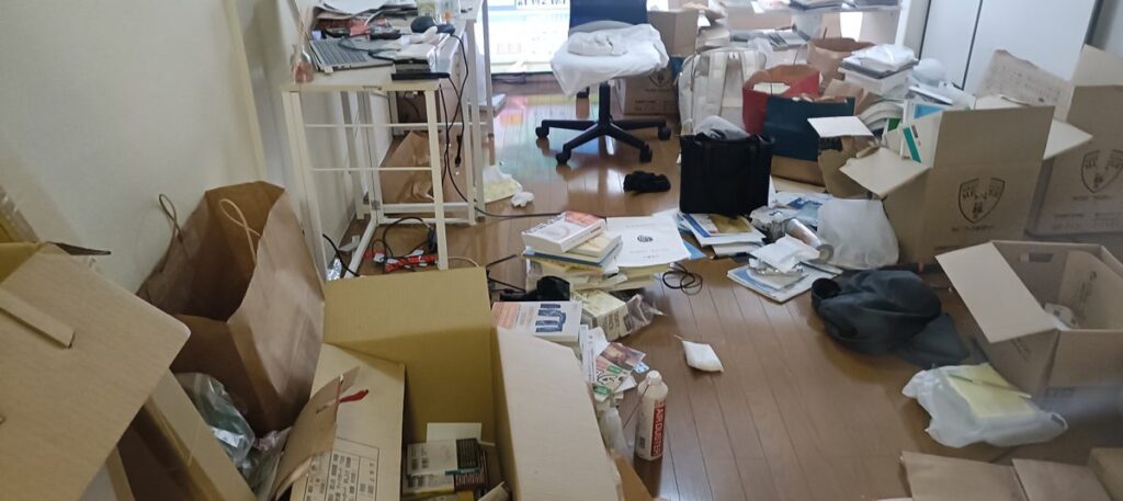 段ボールと紙袋で埋まった部屋全体