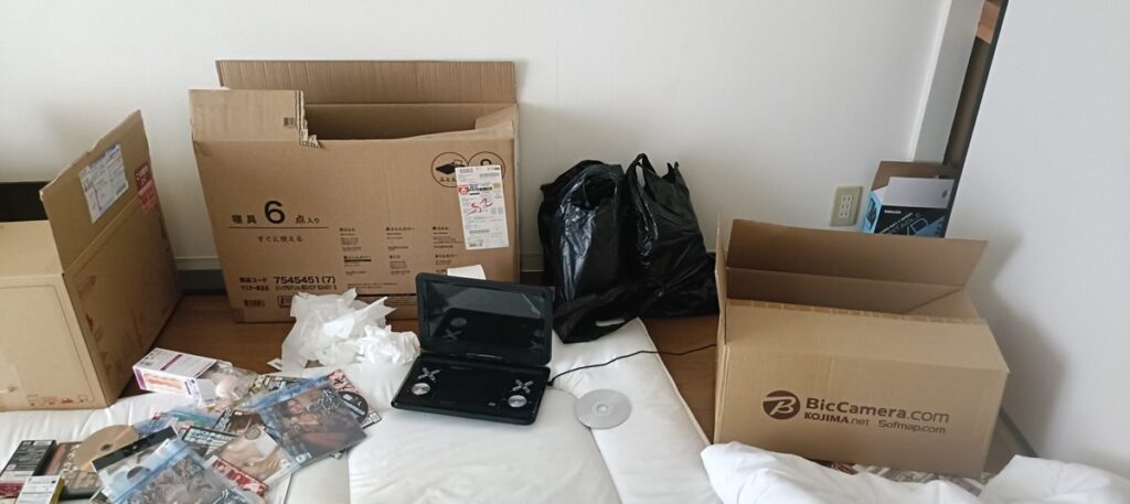 買取用の段ボールと詰める前の品物