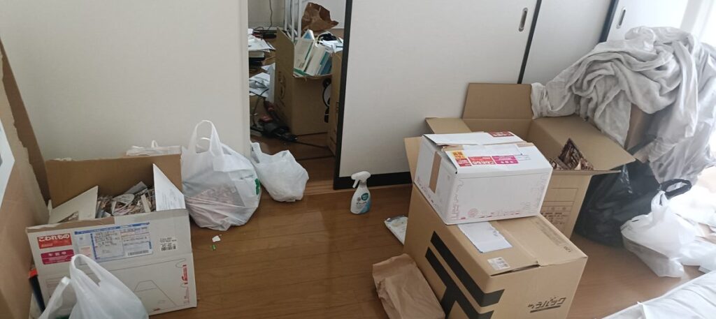 梱包を終えた段ボールが並んだ部屋