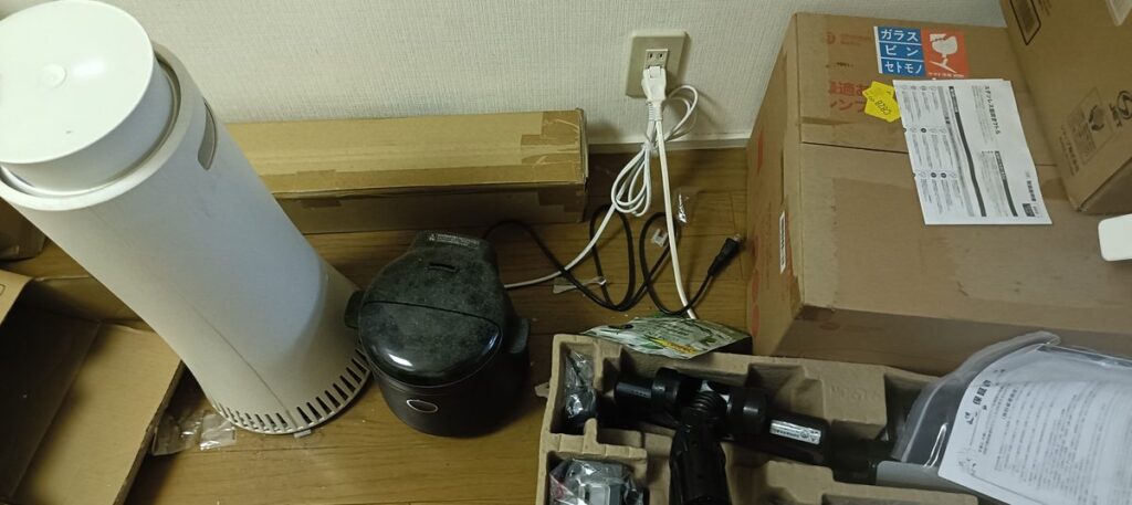 空気清浄機と配線が残った床